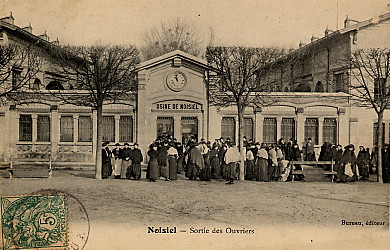 Carte postale ancienne : la sortie des ouvriers.