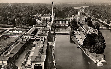 Carte postale semi-moderne : vue aérienne de l'usine.