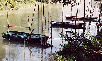 Photographie : barques de pche en bordure du parc de Noisiel, en face de l'ancienne chocolaterie.