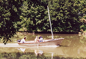 Photographie : embarcation remontant la Marne.