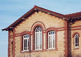 Photographie : une partie de la faade de la mairie de Noisiel (ancien btiment des coles).