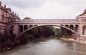 Photographie : le Pont Hardi enjambant un bras de la Marne.